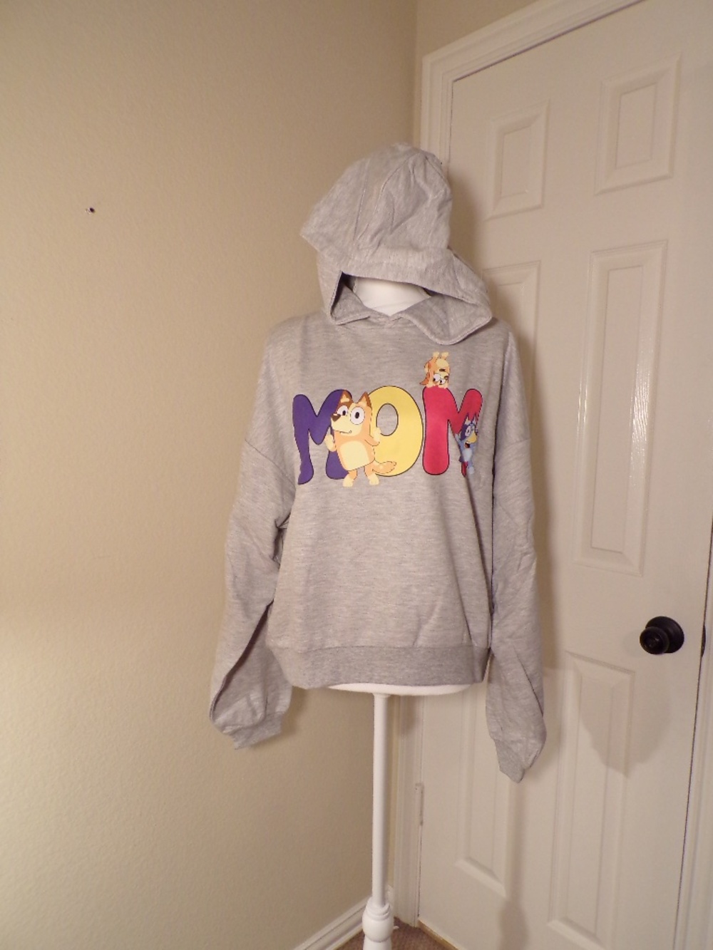 Bluey "MOM" Graphic Hoodie – Size M, Heathered Gray – NWT